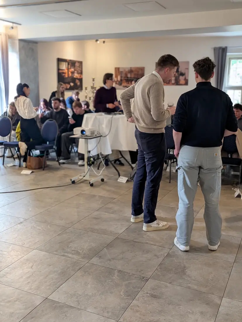 Seminarsituation mit Azubis im Tagungsraum