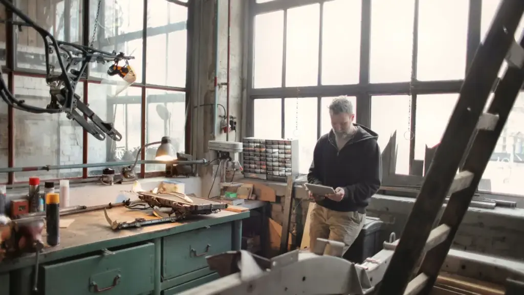 Techniker mit Tablet in der Werkstatt