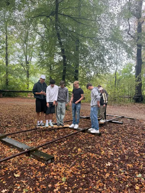 Team bei einer Übung im Wald